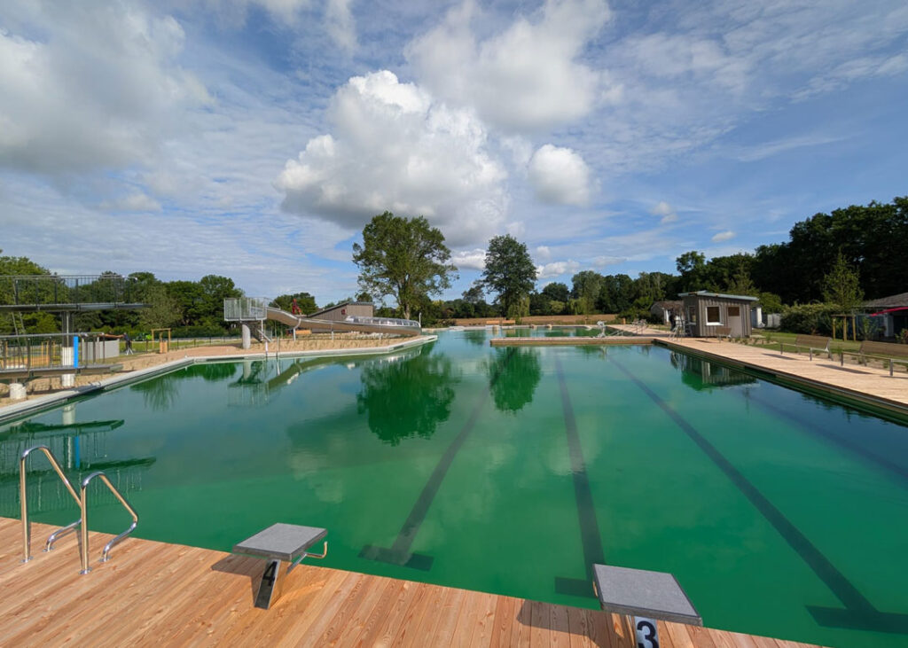 Blick über das Naturfreibad mit Stegen und Startblöcken
