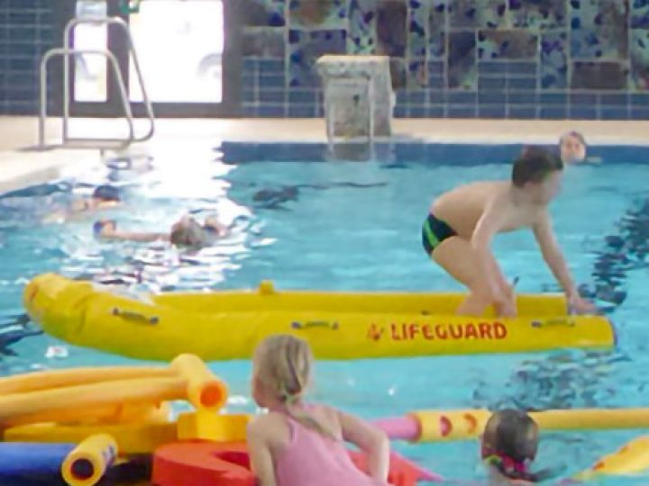 Schwimmmatten und Spielgeräte mit Kindern im LüBad-Hallenbad