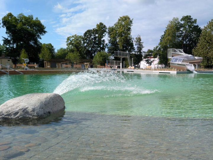 Sprudelwasser am Wasserstein mit der Rutsche im Hintergrund